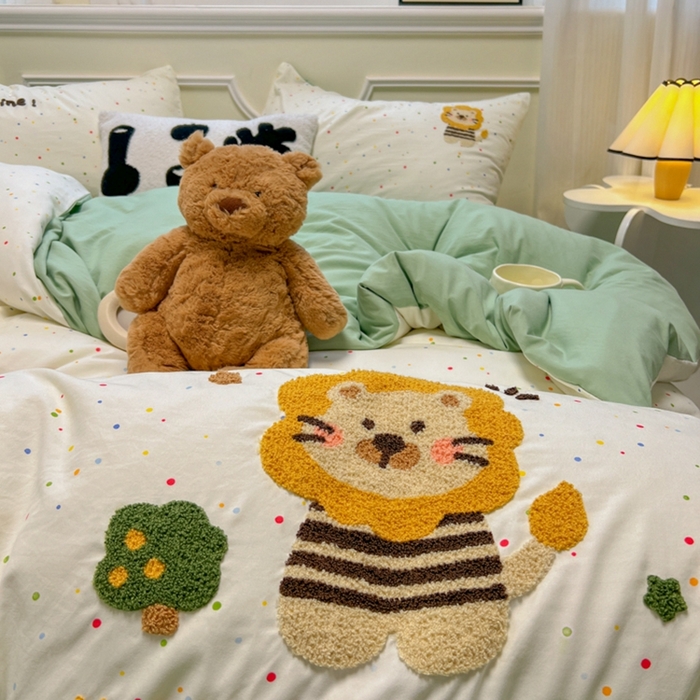 91家纺网 家纺一手货源 找家纺 韩巢家纺 2025新款直播热销款毛巾绣四件套可爱超柔学生季宿舍床上三件套（提供卖家秀） 小狮时光