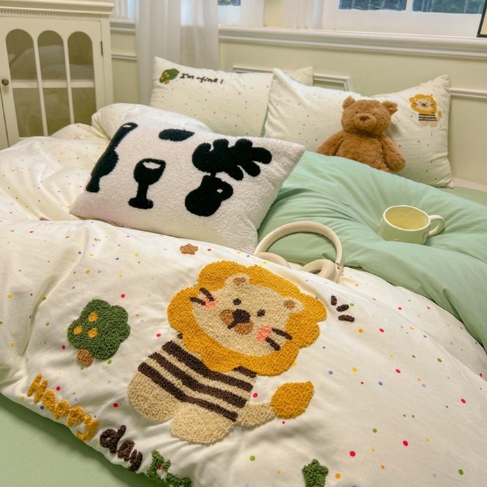 91家纺网 家纺一手货源 找家纺 韩巢家纺 2025新款直播热销款毛巾绣四件套可爱超柔学生季宿舍床上三件套（提供卖家秀） 小狮时光