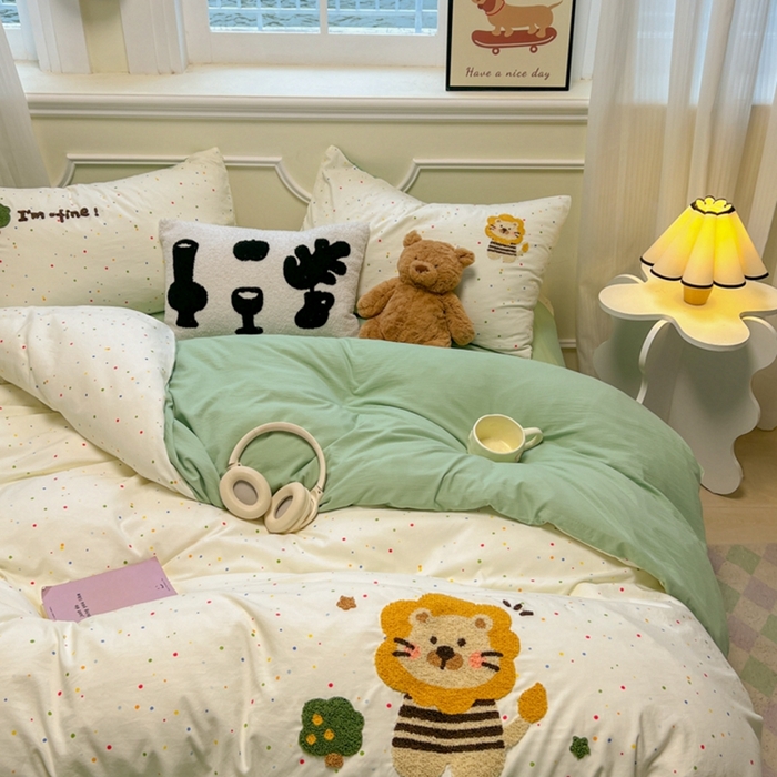91家纺网 家纺一手货源 找家纺 韩巢家纺 2025新款直播热销款毛巾绣四件套可爱超柔学生季宿舍床上三件套（提供卖家秀） 小狮时光