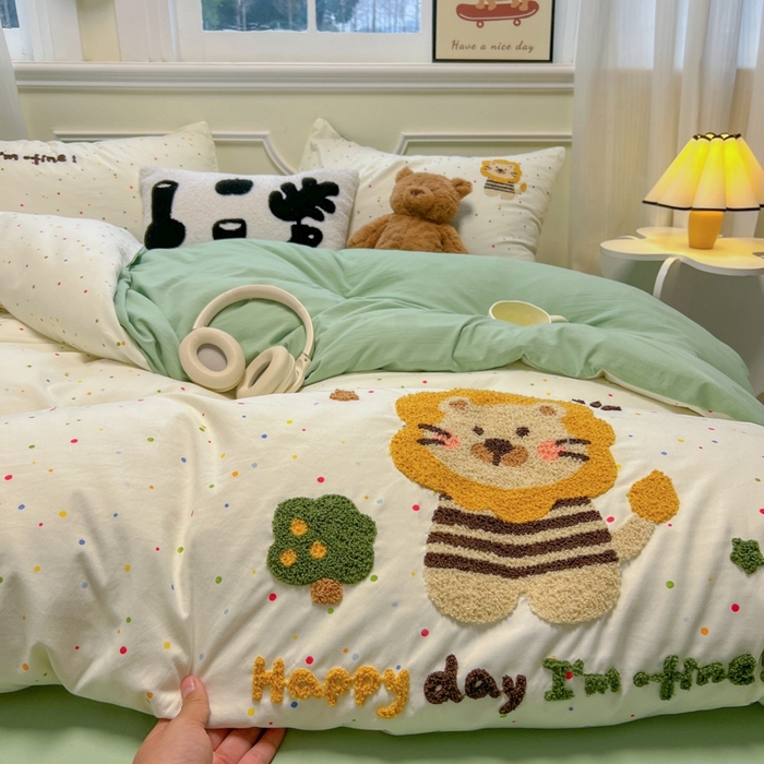 91家纺网 家纺一手货源 找家纺 韩巢家纺 2025新款直播热销款毛巾绣四件套可爱超柔学生季宿舍床上三件套（提供卖家秀） 小狮时光