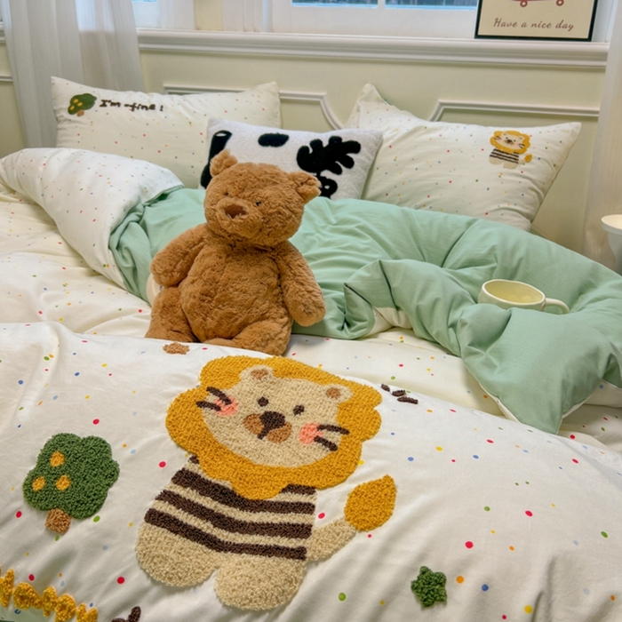 91家纺网 家纺一手货源 找家纺 韩巢家纺 2025新款直播热销款毛巾绣四件套可爱超柔学生季宿舍床上三件套（提供卖家秀） 小狮时光