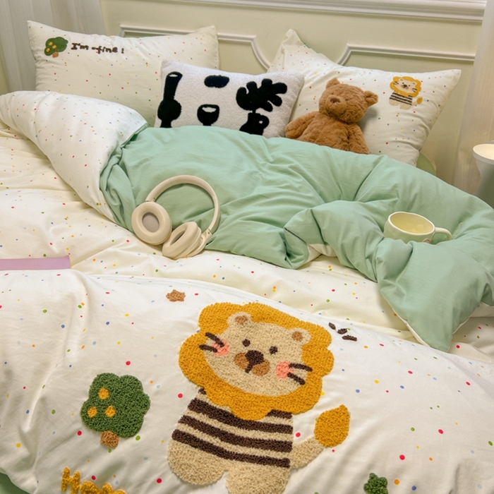 91家纺网 家纺一手货源 找家纺 韩巢家纺 2025新款直播热销款毛巾绣四件套可爱超柔学生季宿舍床上三件套（提供卖家秀） 小狮时光