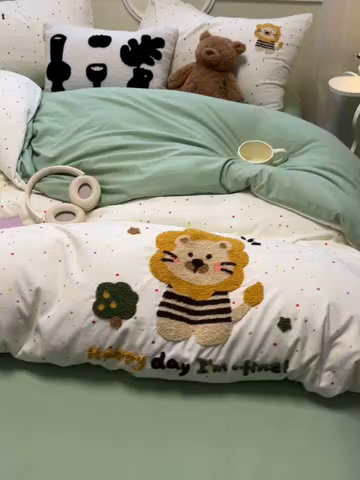 91家纺网 家纺一手货源 找家纺 韩巢家纺 2025新款直播热销款毛巾绣四件套可爱超柔学生季宿舍床上三件套（提供卖家秀） 小狮时光