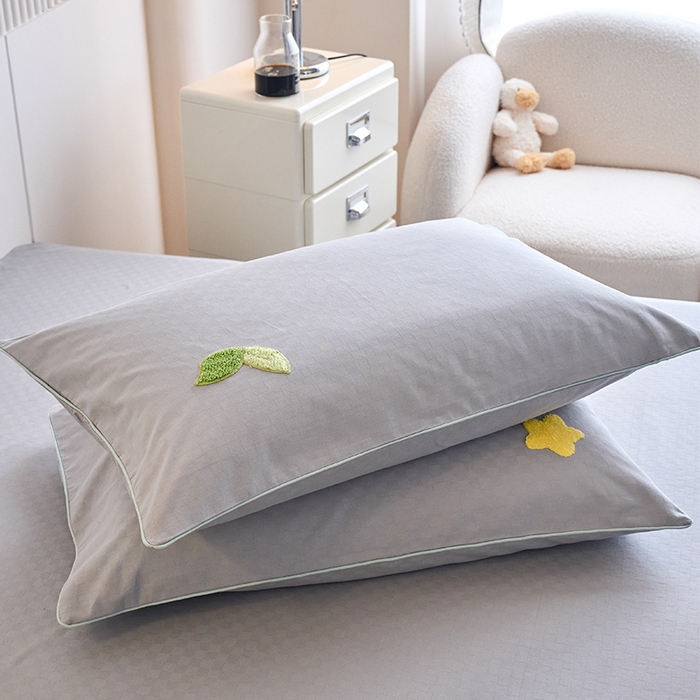 91家纺网 家纺一手货源 找家纺 春皖家纺 2025新款全棉纯棉提花粗布毛巾绣单枕套 枕套单件-风格二 小竹熊-灰