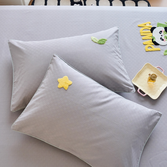 91家纺网 家纺一手货源 找家纺 春皖家纺 2025新款全棉纯棉提花粗布毛巾绣单枕套 枕套单件-风格二 小竹熊-灰