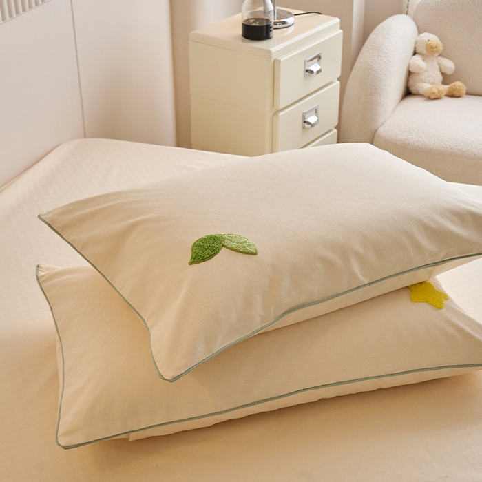 91家纺网 家纺一手货源 找家纺 春皖家纺 2025新款全棉纯棉提花粗布毛巾绣单枕套 枕套单件-风格二 小竹熊-米