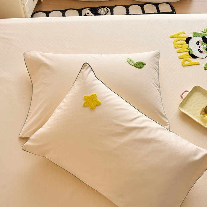 91家纺网 家纺一手货源 找家纺 春皖家纺 2025新款全棉纯棉提花粗布毛巾绣单枕套 枕套单件-风格二 小竹熊-米