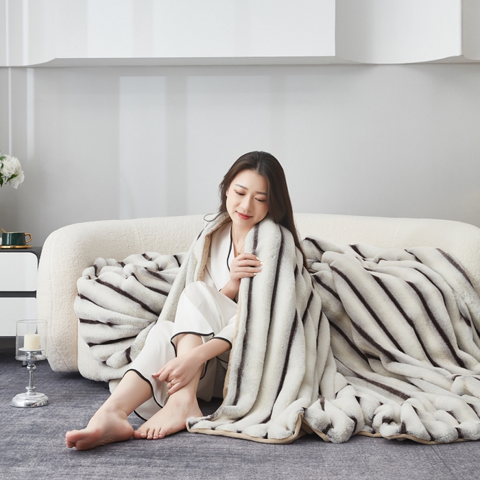 91家纺网 家纺一手货源 找家纺 库里梦家纺2025新款跨级专供加厚兔毛美拉德毛毯 米色