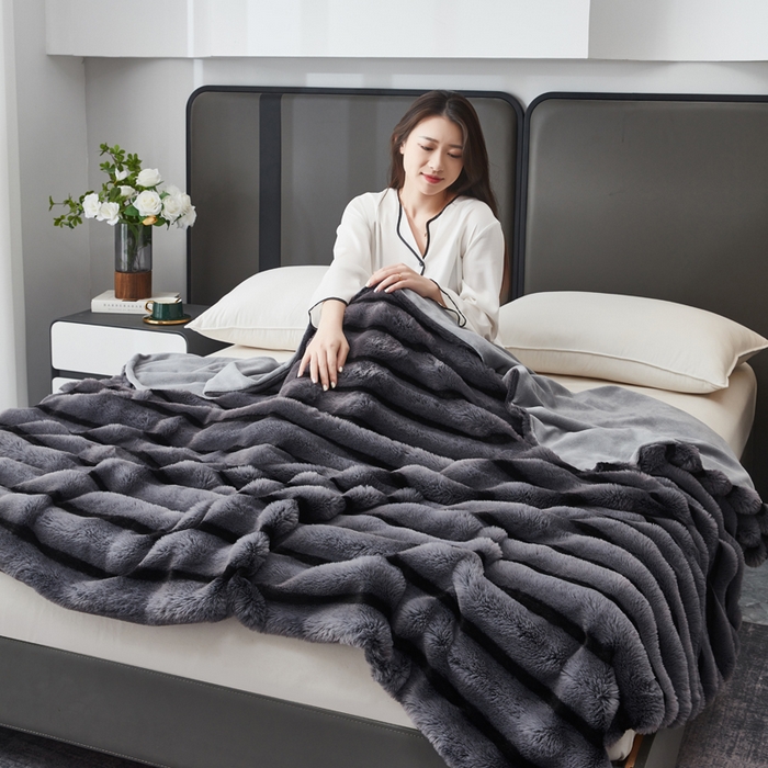91家纺网 家纺一手货源 找家纺 库里梦家纺2025新款跨级专供加厚兔毛美拉德毛毯 灰色