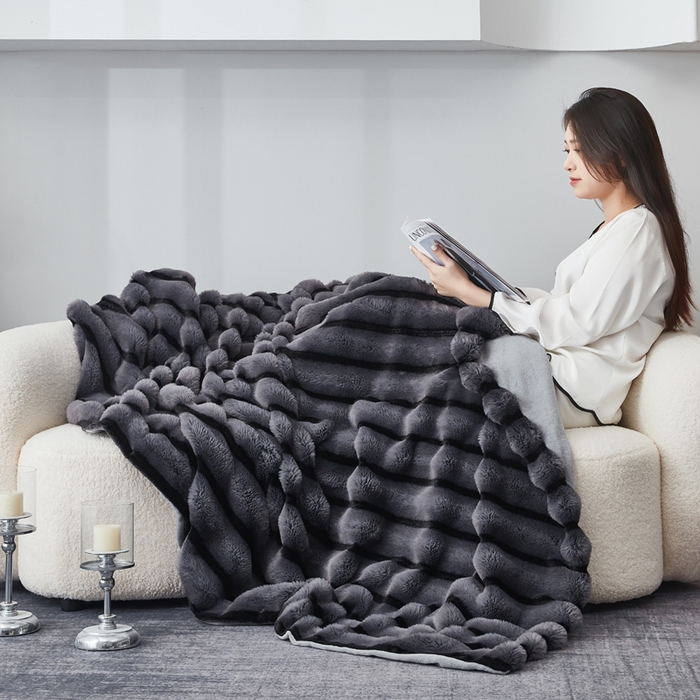 91家纺网 家纺一手货源 找家纺 库里梦家纺2025新款跨级专供加厚兔毛美拉德毛毯 灰色