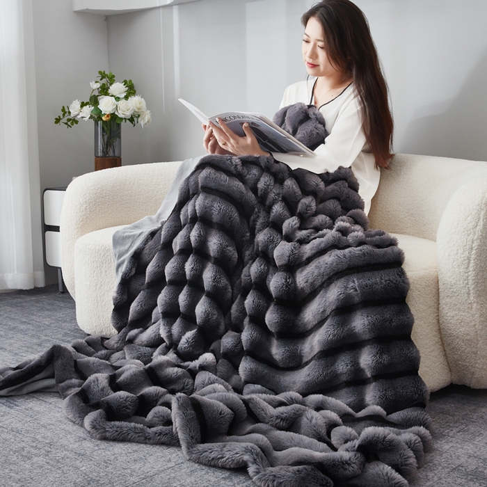 91家纺网 家纺一手货源 找家纺 库里梦家纺2025新款跨级专供加厚兔毛美拉德毛毯 灰色