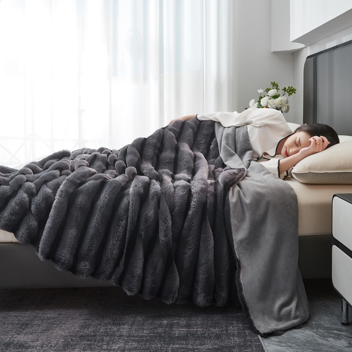 91家纺网 家纺一手货源 找家纺 库里梦家纺2025新款跨级专供加厚兔毛美拉德毛毯 灰色
