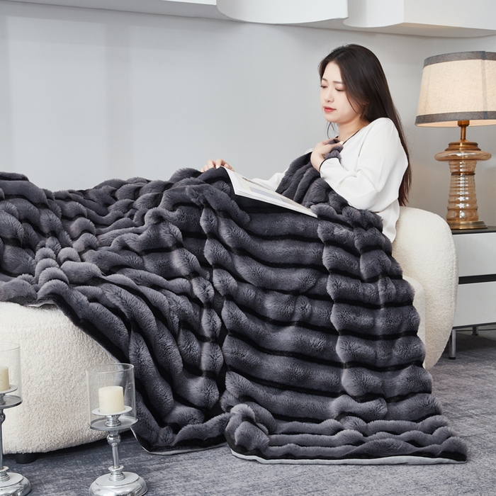 91家纺网 家纺一手货源 找家纺 库里梦家纺2025新款跨级专供加厚兔毛美拉德毛毯 灰色