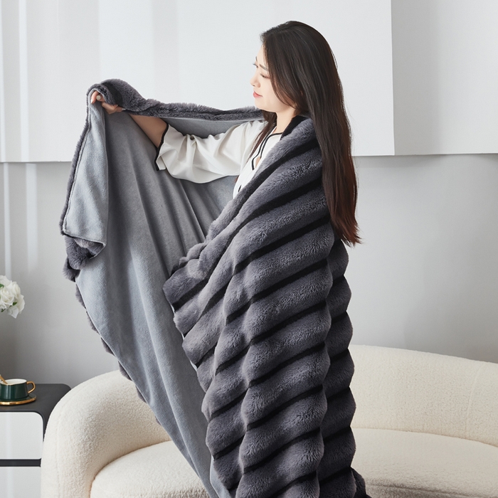 91家纺网 家纺一手货源 找家纺 库里梦家纺2025新款跨级专供加厚兔毛美拉德毛毯 灰色