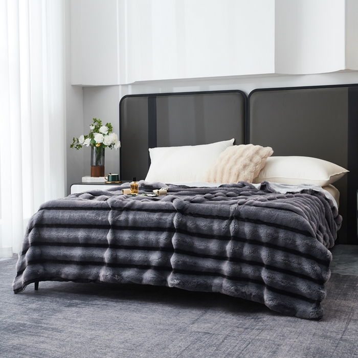 91家纺网 家纺一手货源 找家纺 库里梦家纺2025新款跨级专供加厚兔毛美拉德毛毯 灰色