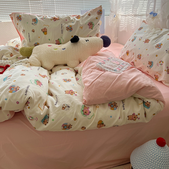 91家纺网 家纺一手货源 找家纺 原素 2025新款学生季双拼少女心水洗棉双层纱四件套 卡皮巴拉