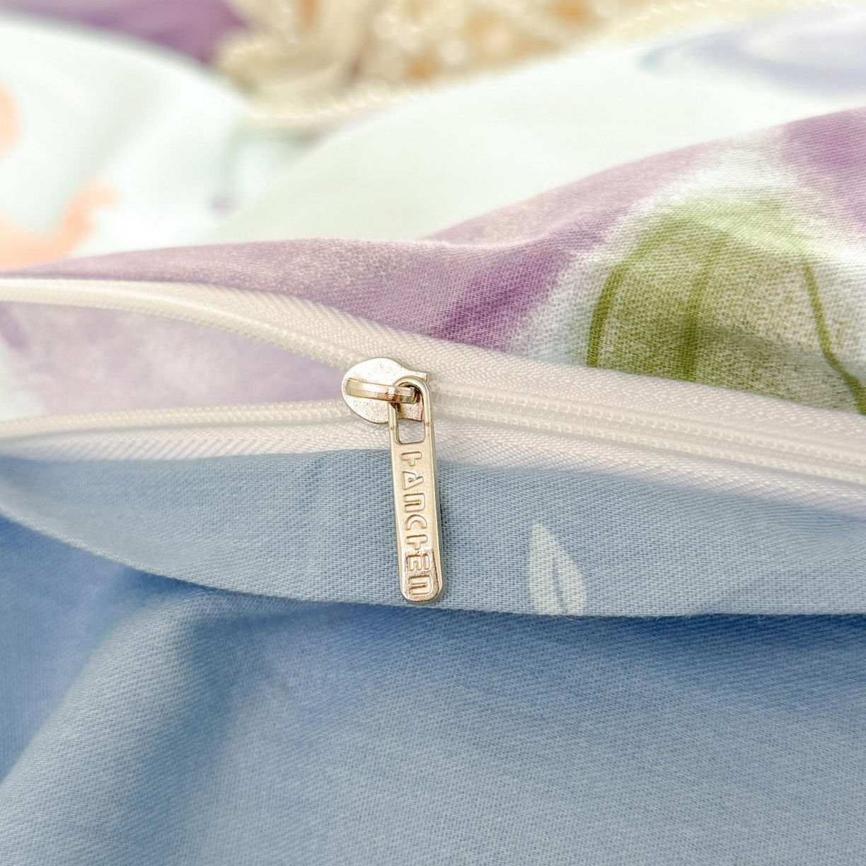 91家纺网 家纺一手货源 找家纺 涵宸家纺 2025新款学生图-全棉印花-ins印花三件套四件套 花季