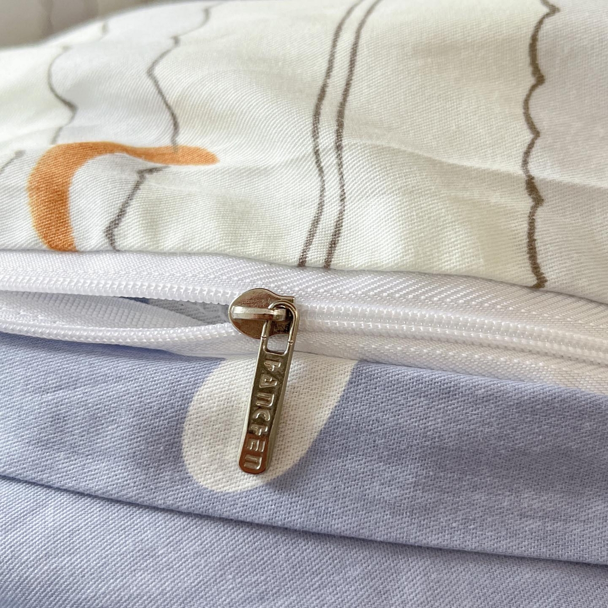 91家纺网 家纺一手货源 找家纺 涵宸家纺 2025新款学生图-全棉印花-ins印花三件套四件套 图蓝朵朵