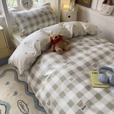 91家纺网 家纺一手货源 找家纺 涵宸家纺 2025新款学生图-全棉印花-甜系三件套四件套 A格子小熊