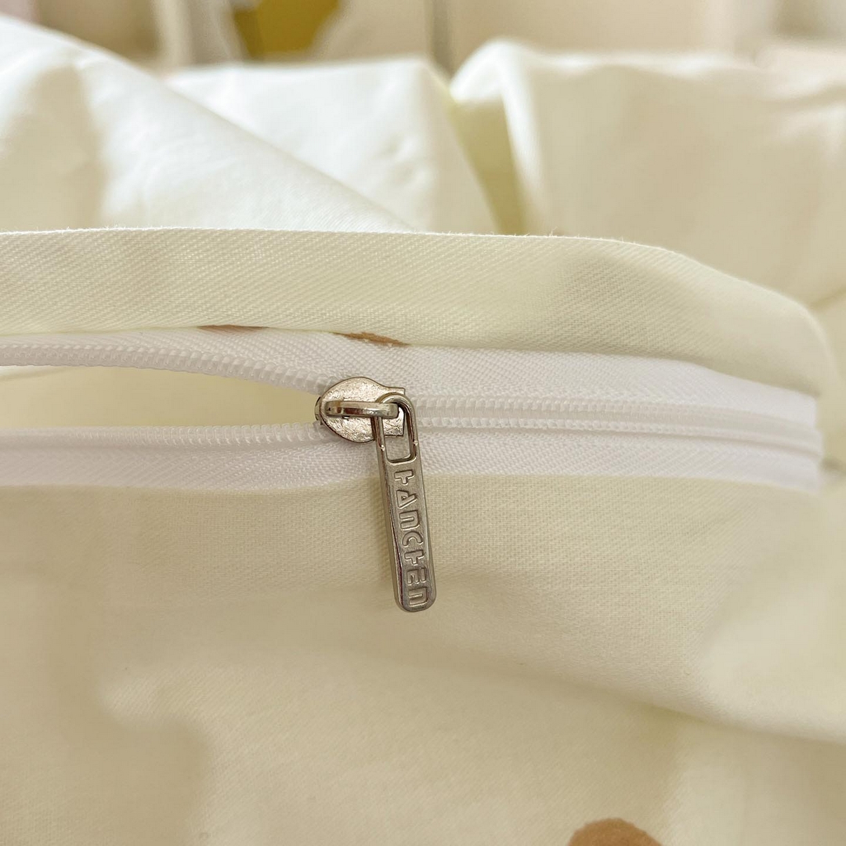 91家纺网 家纺一手货源 找家纺 涵宸家纺 2025新款学生图-全棉印花-甜系三件套四件套 A芥绿结