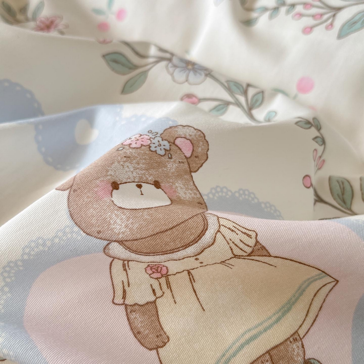 91家纺网 家纺一手货源 找家纺 涵宸家纺 2025新款学生图-全棉印花-甜系三件套四件套 A静享时光