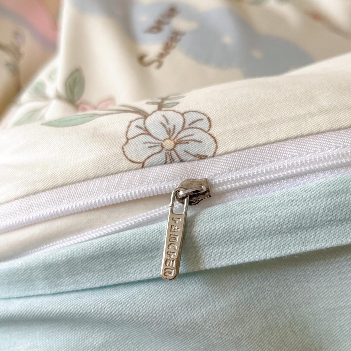 91家纺网 家纺一手货源 找家纺 涵宸家纺 2025新款学生图-全棉印花-甜系三件套四件套 A静享时光