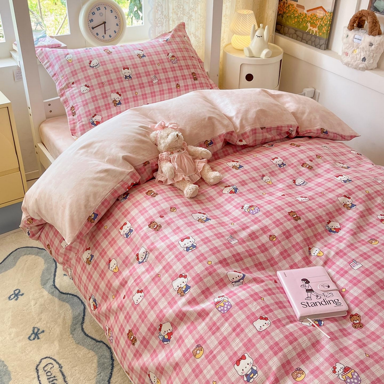 91家纺网 家纺一手货源 找家纺 涵宸家纺 2025新款学生图-全棉印花-甜系三件套四件套 A凯蒂-粉