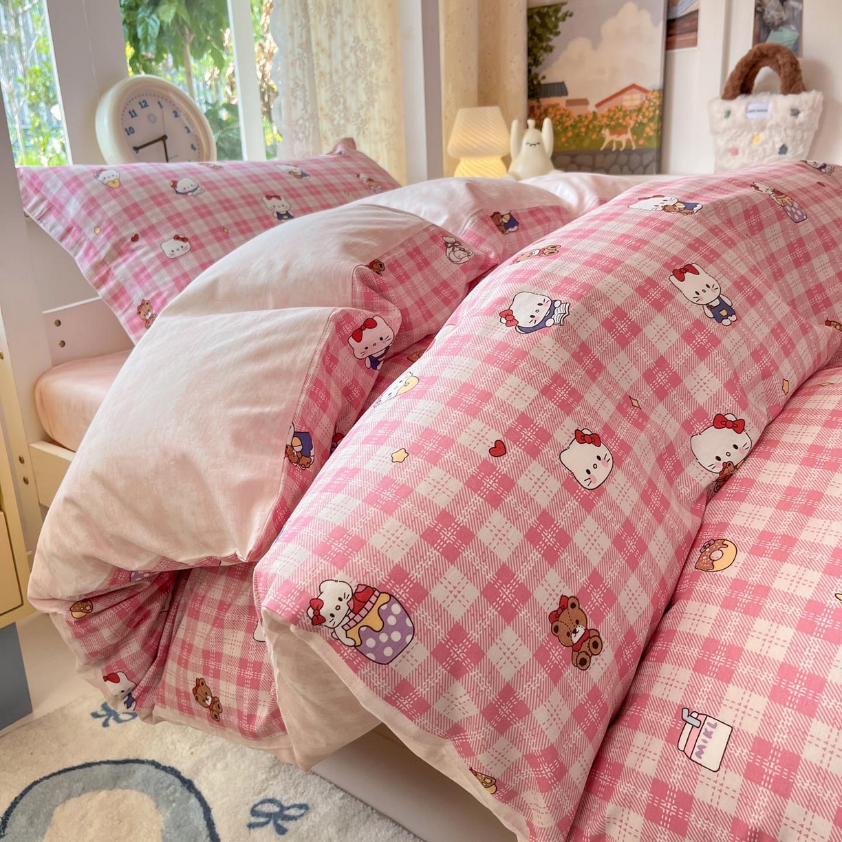 91家纺网 家纺一手货源 找家纺 涵宸家纺 2025新款学生图-全棉印花-甜系三件套四件套 A凯蒂-粉