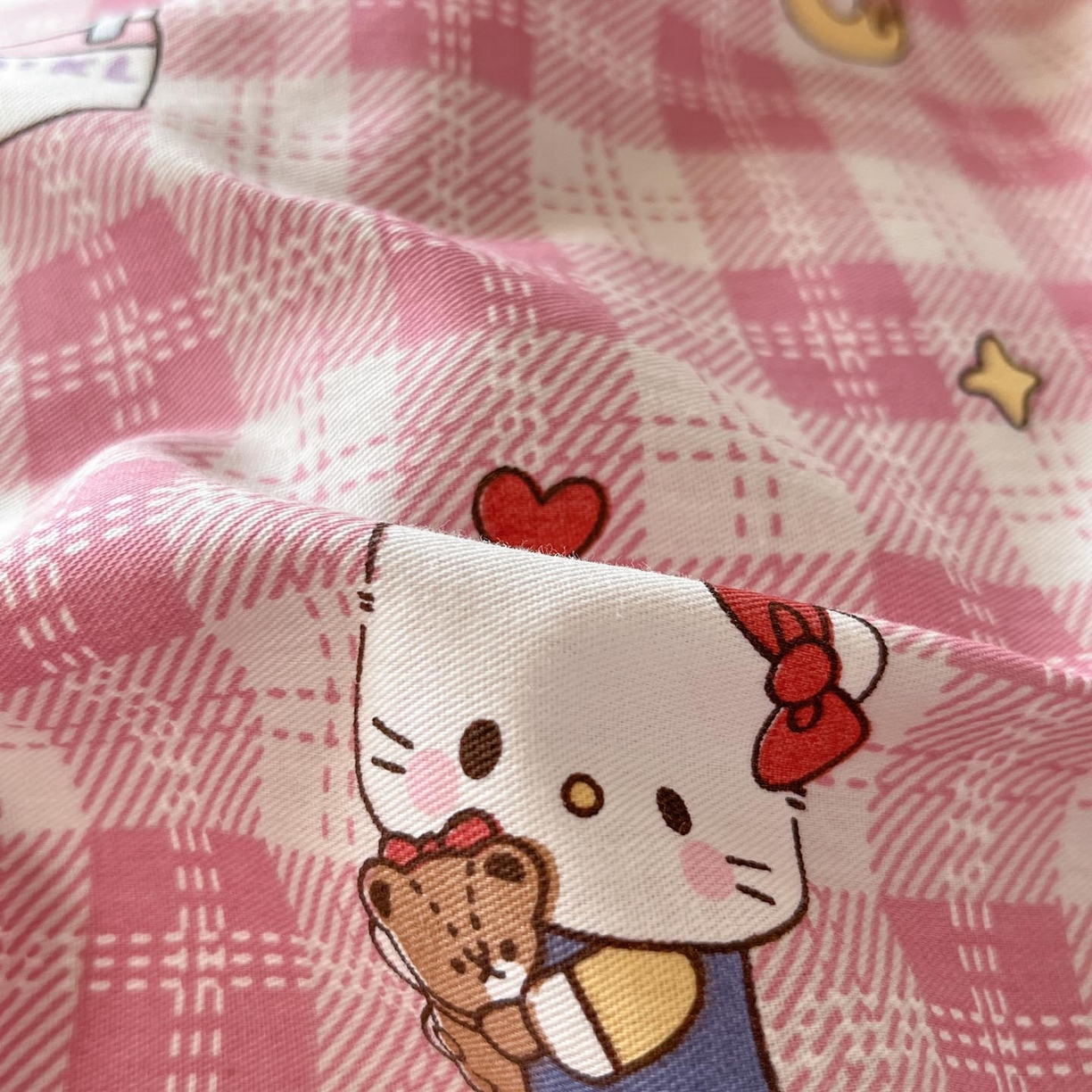 91家纺网 家纺一手货源 找家纺 涵宸家纺 2025新款学生图-全棉印花-甜系三件套四件套 A凯蒂-粉