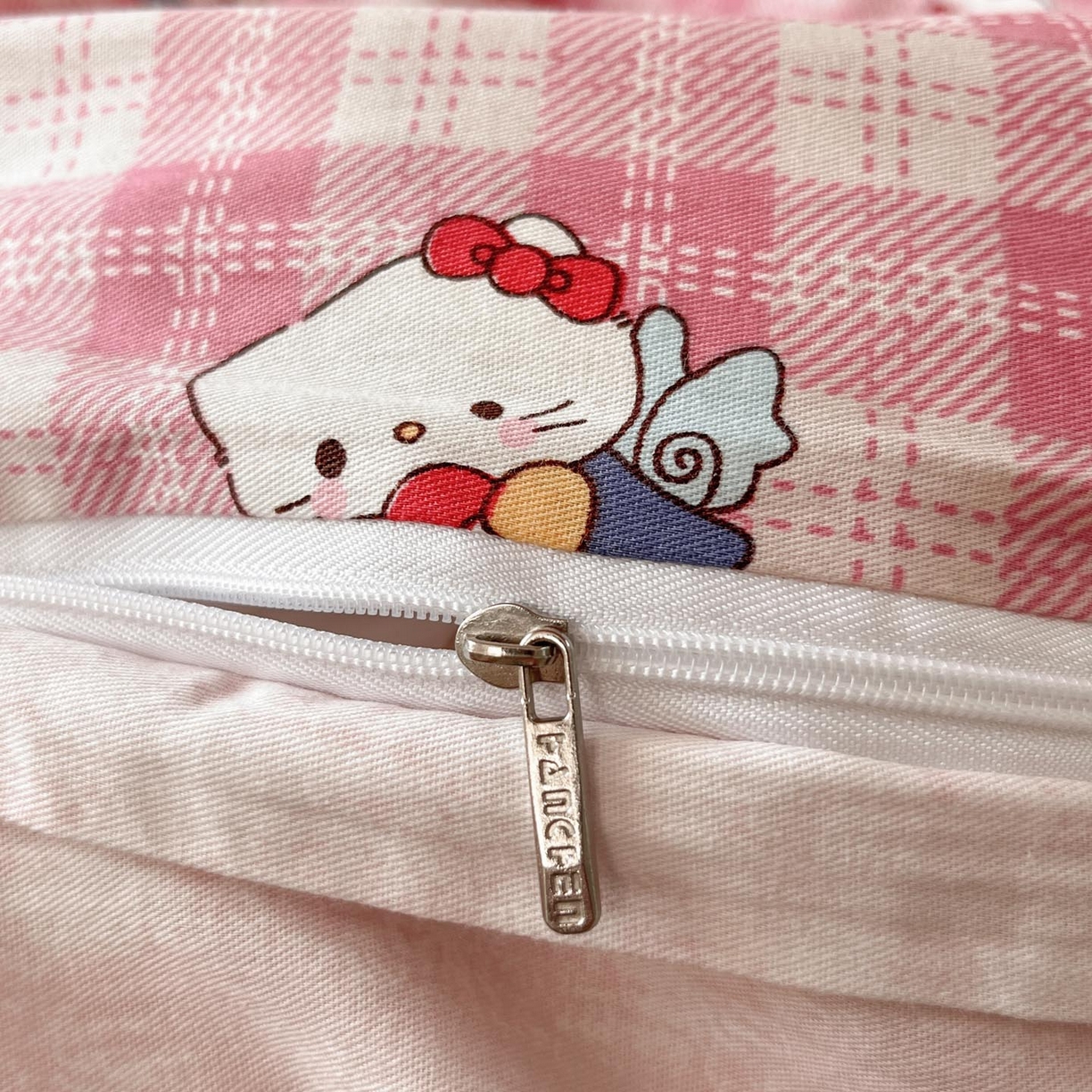 91家纺网 家纺一手货源 找家纺 涵宸家纺 2025新款学生图-全棉印花-甜系三件套四件套 A凯蒂-粉