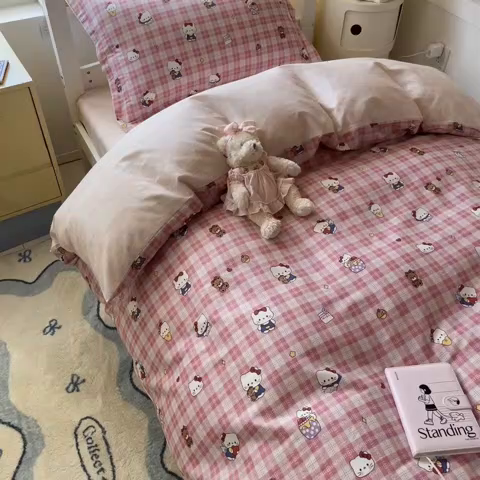 91家纺网 家纺一手货源 找家纺 涵宸家纺 2025新款学生图-全棉印花-甜系三件套四件套 A凯蒂-粉