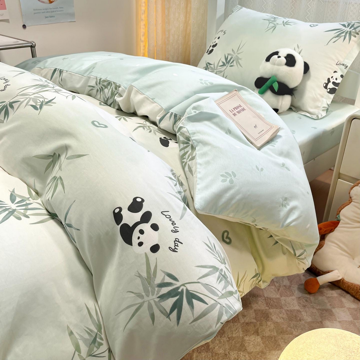 91家纺网 家纺一手货源 找家纺 涵宸家纺 2025新款学生图-全棉印花-甜系三件套四件套 A竹子熊猫