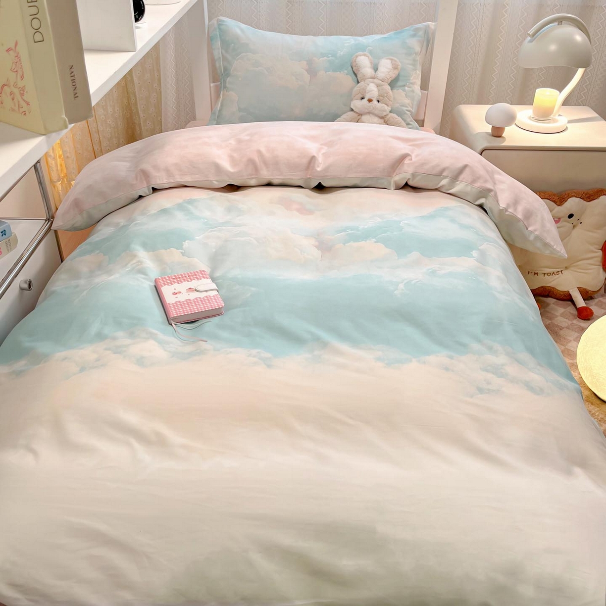 91家纺网 家纺一手货源 找家纺 涵宸家纺 2025新款学生图-全棉印花-甜系三件套四件套 B遐想