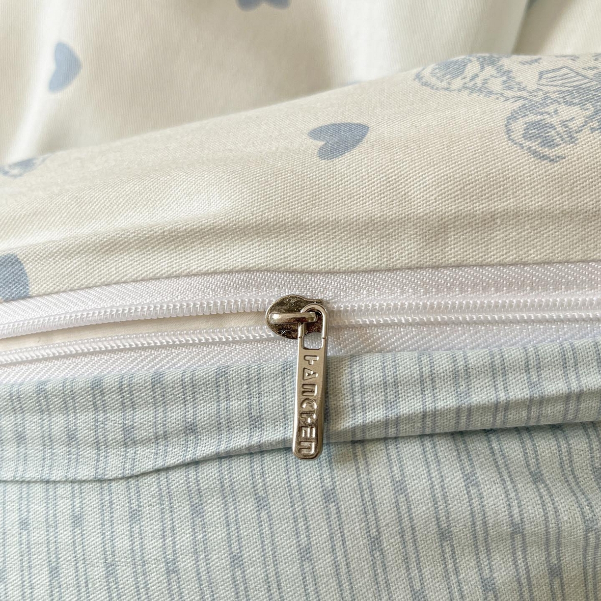 91家纺网 家纺一手货源 找家纺 涵宸家纺 2025新款学生图-全棉印花-甜系三件套四件套 B幸运熊