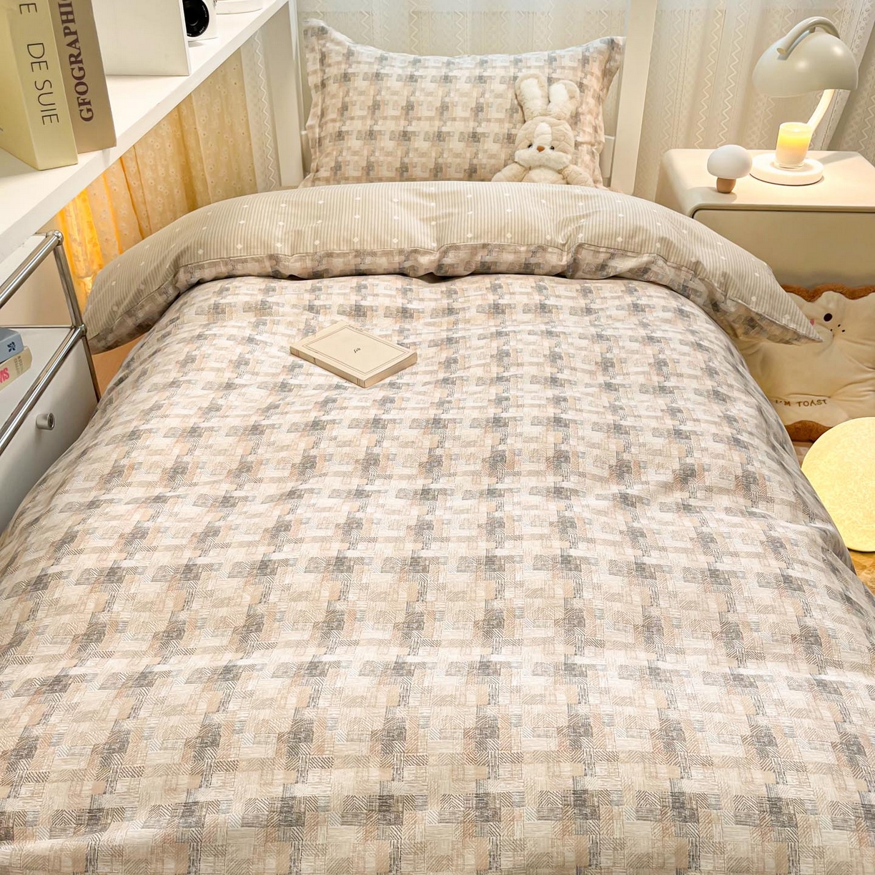 91家纺网 家纺一手货源 找家纺 涵宸家纺 2025新款学生图-全棉印花-甜系三件套四件套 D艾瑞