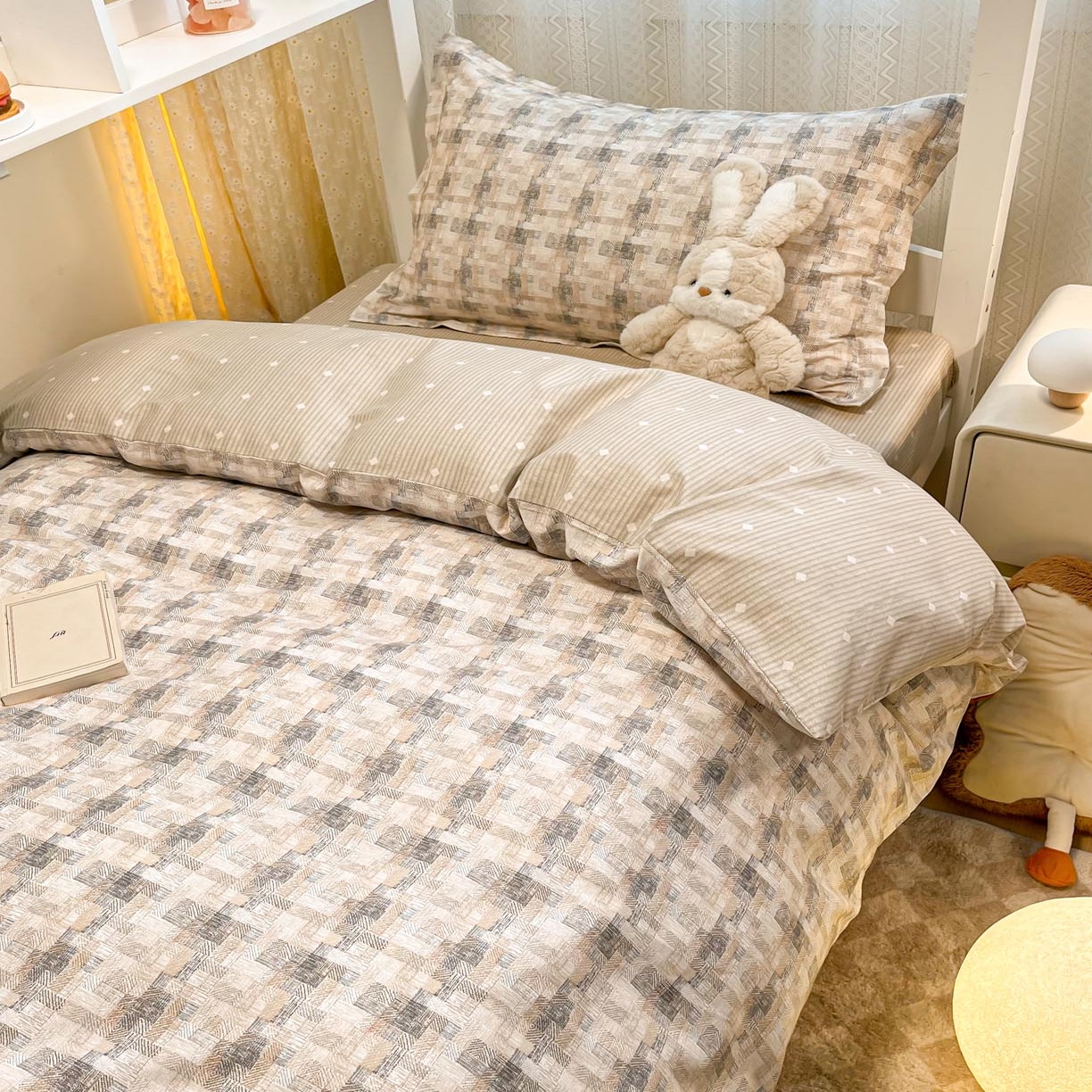 91家纺网 家纺一手货源 找家纺 涵宸家纺 2025新款学生图-全棉印花-甜系三件套四件套 D艾瑞