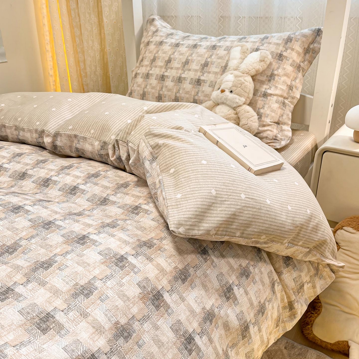 91家纺网 家纺一手货源 找家纺 涵宸家纺 2025新款学生图-全棉印花-甜系三件套四件套 D艾瑞