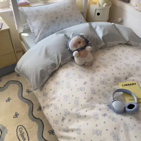 91家纺网 家纺一手货源 找家纺 涵宸家纺 2025新款学生图-全棉印花-甜系三件套四件套 B幸运熊