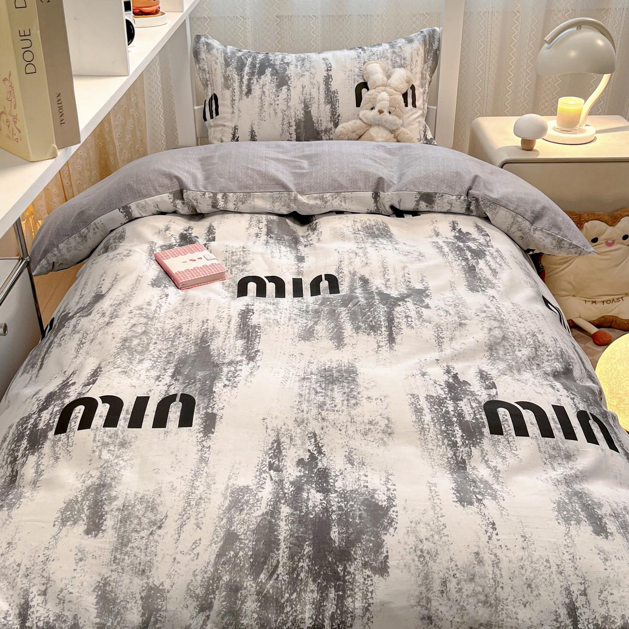 91家纺网 家纺一手货源 找家纺 涵宸家纺 2025新款学生图-全棉印花-甜系三件套四件套 D富森