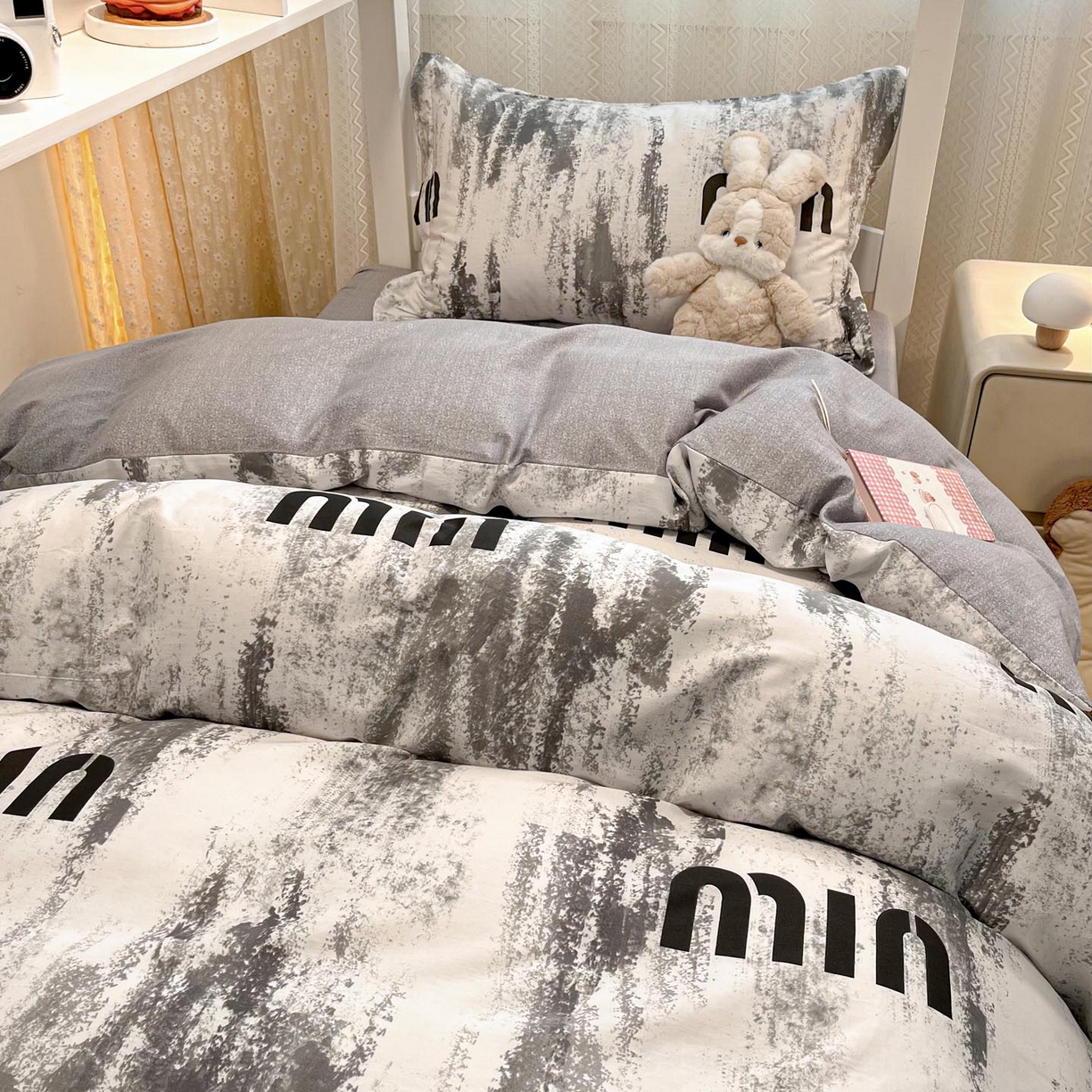 91家纺网 家纺一手货源 找家纺 涵宸家纺 2025新款学生图-全棉印花-甜系三件套四件套 D富森