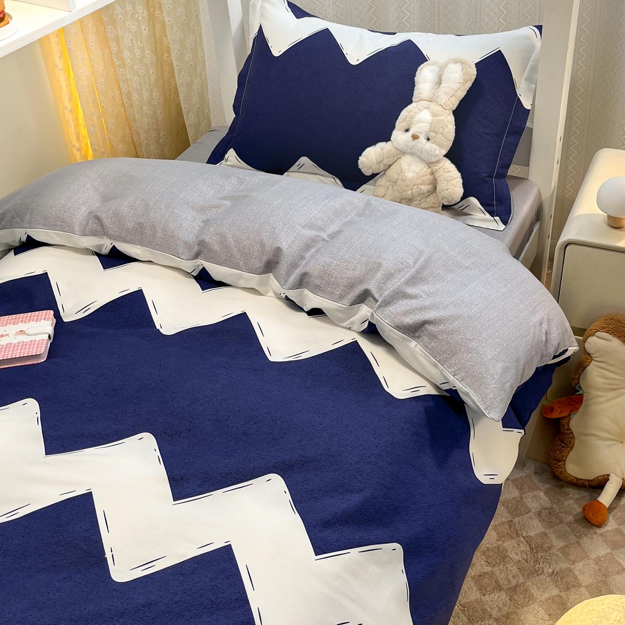 91家纺网 家纺一手货源 找家纺 涵宸家纺 2025新款学生图-全棉印花-甜系三件套四件套 D简爱