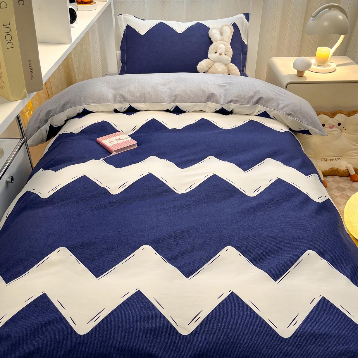 91家纺网 家纺一手货源 找家纺 涵宸家纺 2025新款学生图-全棉印花-甜系三件套四件套 D简爱