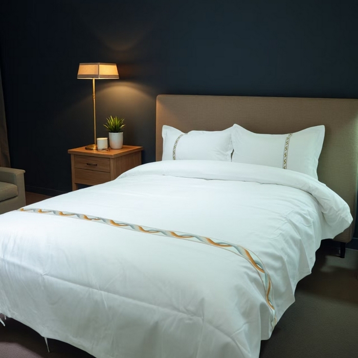 91家纺网 家纺一手货源 找家纺 （总）安力森/诚臻酒店用品2025新款星级酒店纯色四件套高仿棉贴条系带款宾馆四件套