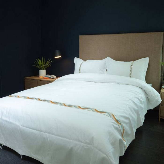 91家纺网 家纺一手货源 找家纺 （总）安力森/诚臻酒店用品2025新款星级酒店纯色四件套高仿棉贴条系带款宾馆四件套