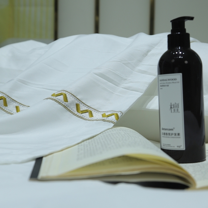 91家纺网 家纺一手货源 找家纺 （总）安力森/诚臻酒店用品2025新款星级酒店纯色四件套高仿棉贴条系带款宾馆四件套