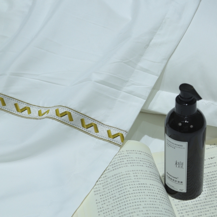 91家纺网 家纺一手货源 找家纺 （总）安力森/诚臻酒店用品2025新款星级酒店纯色四件套高仿棉贴条系带款宾馆四件套