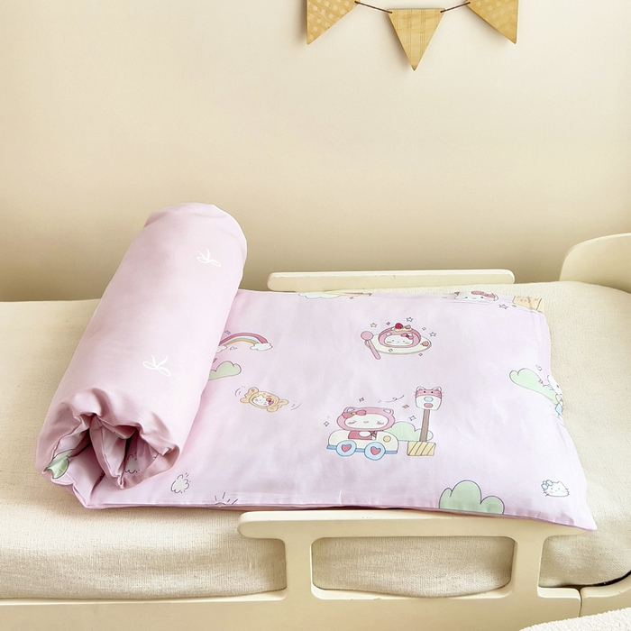 91家纺网 家纺一手货源 找家纺 鱼宝2026新款全棉幼儿园套件--萌趣系列 彩虹猫咪