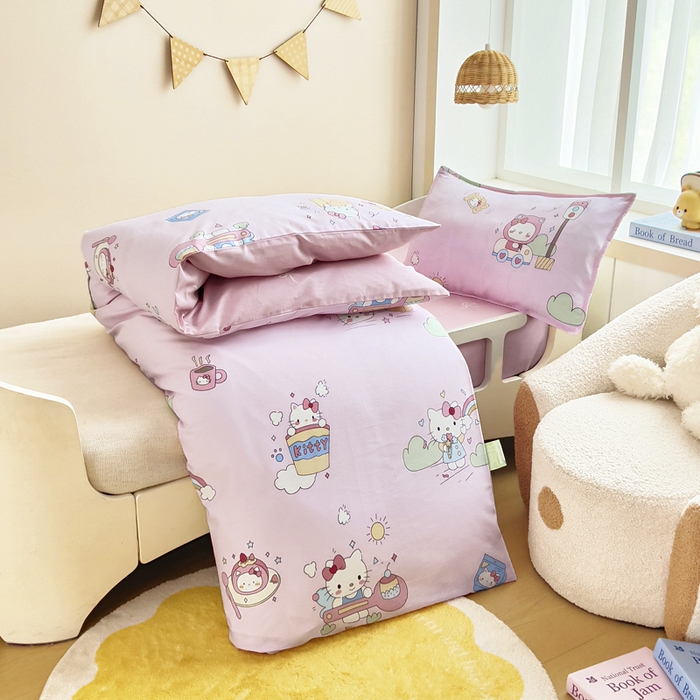 91家纺网 家纺一手货源 找家纺 鱼宝2026新款全棉幼儿园套件--萌趣系列 彩虹猫咪