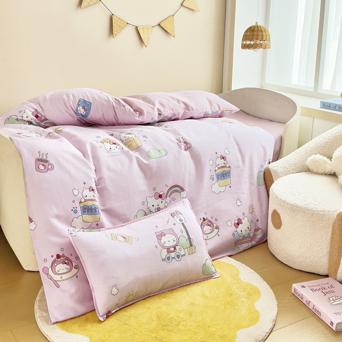 91家纺网 家纺一手货源 找家纺 鱼宝2026新款全棉幼儿园套件--萌趣系列 彩虹猫咪