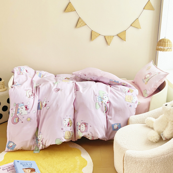 91家纺网 家纺一手货源 找家纺 鱼宝2026新款全棉幼儿园套件--萌趣系列 彩虹猫咪